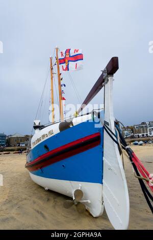 RNLI Lifeboat James Stevens No10 ormeggiato sulla spiaggia di St. Ives Harbour con bandiere Foto Stock