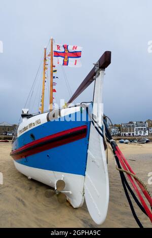 RNLI Lifeboat James Stevens No10 ormeggiato sulla spiaggia di St. Ives Harbour con bandiere Foto Stock