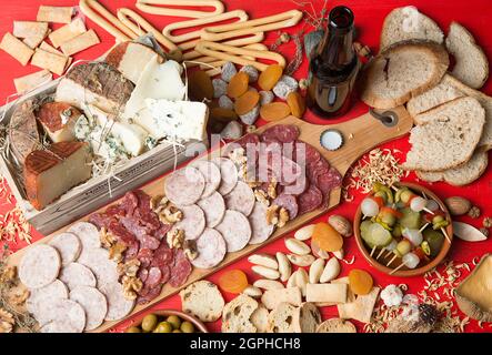 Tavolo rifornito di salsicce tipiche spagnole e tradizionali europee Foto Stock