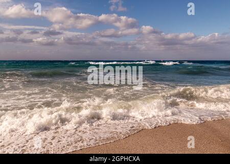 Spiaggia di capo bianco in una giornata di tempesta, situata nei pressi di Portoferraio, Isola d'Elba, Toscana, Italia Foto Stock