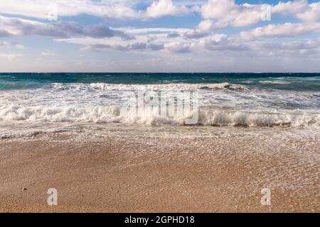 Spiaggia di capo bianco in una giornata di tempesta, situata nei pressi di Portoferraio, Isola d'Elba, Toscana, Italia Foto Stock