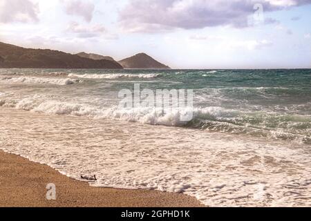 Spiaggia di capo bianco in una giornata di tempesta, situata nei pressi di Portoferraio, Isola d'Elba, Toscana, Italia Foto Stock