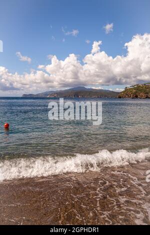 Vista dalla spiaggia di Pareti vicino Capoliveri al Monte Capanne, Isola d'Elba, Toscana, Italia Foto Stock