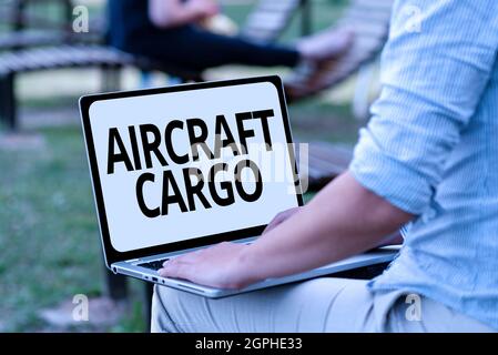 Testo che mostra ispirazione aereo Cargo. Concetto che significa vettore di trasporto di merci AirMail trasportare merci attraverso l'aereo Offerte di lavoro online e lavorare in remoto Foto Stock