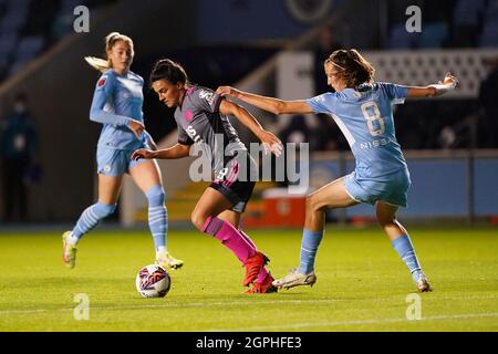 Jill Scott di Manchester City (a destra) e Jessica Sigsworth di Leicester City combattono per la palla durante la partita finale del quarto della Coppa delle Donne Vitality all'Academy Stadium di Manchester. Data foto: Mercoledì 29 settembre 2021. Foto Stock