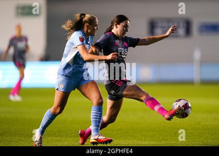 La Georgia Stanway di Manchester City (a sinistra) e lo Shannon o'Brien di Leicester City durante la partita finale del quarto della Coppa delle Donne Vitality all'Academy Stadium di Manchester. Data foto: Mercoledì 29 settembre 2021. Foto Stock