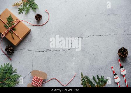 Sfondo di Natale con rami thuja, scatola regalo, e coni di pino con spazio copia Foto Stock
