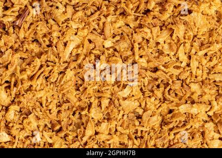 Pezzi di cipolle fritte. Vista dall'alto. Foto Stock