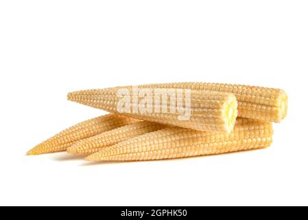 Mais su sfondo bianco. Baby corn isolato su sfondo bianco omogeneo, percorso di taglio, profondità di campo completa. Foto Stock