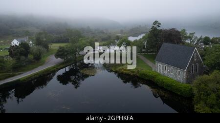 Foto aerea del drone della chiesa di St Finbarr, Gougane barra, irlanda occidentale Foto Stock