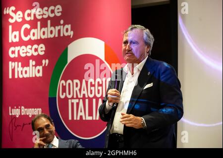 Catanzaro, Italia. 28 settembre 2021. Il Sindaco Luigi Brugnaro parla con la gente durante la conferenza stampa.durante la campagna elettorale regionale, il Sindaco di Venezia e Presidente del nuovo partito di centro-destra “Coraggio Italia”, Luigi Brugnaro, ha tenuto un incontro nel quartiere lido di Catanzaro con il Sindaco della città Sergio Abramo, a sostegno di Roberto Occhiuto (Forza Italia, Fi) candidatura. Credit: SOPA Images Limited/Alamy Live News Foto Stock