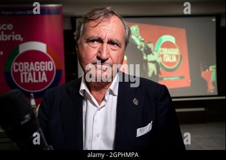 Catanzaro, Italia. 28 settembre 2021. Il sindaco di Venezia, Luigi Brugnaro, visto dopo l'incontro. Durante la campagna elettorale regionale, il Sindaco di Venezia e Presidente del nuovo partito di centro destra "Coraggio Italia (Courage Italy)", Luigi Brugnaro, ha tenuto un incontro nel quartiere Lido di Catanzaro con il Sindaco della città Sergio Abramo, a sostegno di Roberto Occhiuto (Forza Italia, Fi) candidatura. Credit: SOPA Images Limited/Alamy Live News Foto Stock