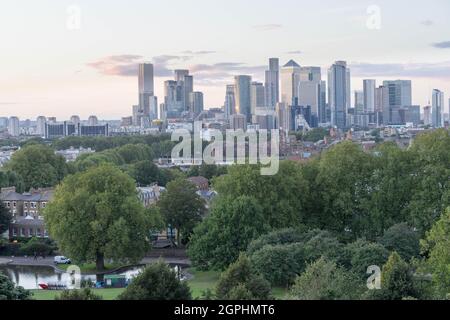 London Dockland, Inghilterra, Regno Unito. 29 settembre 2021. UK Meteo: Settembre gloria raggi del sole fascio su Docklands al tramonto, capitale del Regno Unito godere del sole caldo luminoso giorno d'autunno dopo il tempo di wintry ieri. Credit: Xiu Bao/Alamy Live News Foto Stock