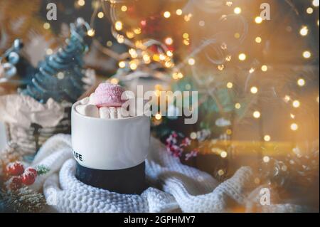 Accogliente Natale ancora vita. Il concetto di calore e comfort durante le fredde vacanze invernali. Tazza di caffè o cioccolata calda con marshmallows sul Foto Stock