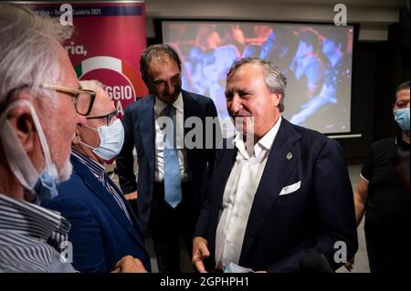 Catanzaro, Italia. 28 settembre 2021. Il Sindaco di Venezia Luigi Brugnaro saluta la gente dopo la conferenza stampa.durante la campagna elettorale regionale, il Sindaco di Venezia e il Presidente del nuovo partito di centro destra “Coraggio Italia (Courage Italy)”, Luigi Brugnaro, hanno tenuto un incontro nel quartiere lido di Catanzaro con il Sindaco della città Sergio Abramo, A sostegno della candidatura di Roberto Occhiuto (forza Italia, Fi). (Foto di Valeria Ferraro/SOPA Images/Sipa USA) Credit: Sipa USA/Alamy Live News Foto Stock