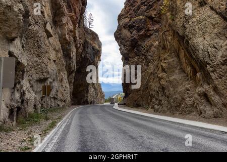 Strada panoramica nelle scogliere rocciose del canyon lungo le montagne canadesi. Foto Stock