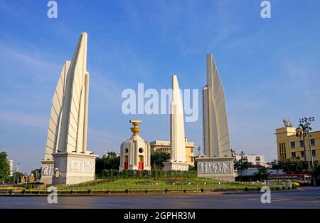 Monumento alla democrazia per commemorare la Rivoluzione Siamese del 1932, situato sul cerchio del traffico di Ratchadamnoen Avenue, Bangkok, Thailandia