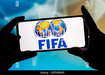 Polonia. 23 settembre 2021. In questa illustrazione, sullo smartphone viene visualizzato il logo FIFA. Credit: SOPA Images Limited/Alamy Live News Foto Stock