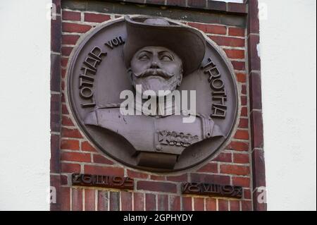 GERMANIA, Amburgo, storia coloniale tedesca, ex caserma dell'esercito nazista di Lettow-Vorbeck a Jenfeld , costruita nel 1936-38 durante il periodo di Hitler, in seguito utilizzata da Bundeswehr fino al 1999, busto di Lothar von Trotha, comandante delle truppe coloniali tedesche nell'Africa sudoccidentale, oggi Namibia, Era responsabile del genocidio del popolo Herero e Nama Foto Stock