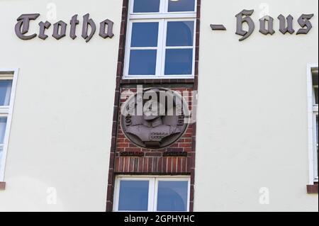 GERMANIA, Amburgo, storia coloniale tedesca, ex caserma dell'esercito nazista di Lettow-Vorbeck a Jenfeld , costruita nel 1936-38 durante il periodo di Hitler, in seguito utilizzata da Bundeswehr fino al 1999, busto di Lothar von Trotha, comandante delle truppe coloniali tedesche nell'Africa sudoccidentale, oggi Namibia, Era responsabile del genocidio del popolo Herero e Nama Foto Stock