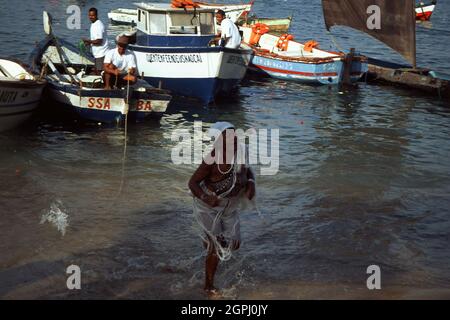 A Maes de Santo- Cancomble Priestess- uscendo dall'acqua, Festa de Yemanja , Bahia, Brasile Foto Stock