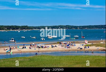 Il Jackknife/JackKnife Cove Beach di Pleasant Bay attira amanti del sole e turisti nella sua posizione tranquilla e panoramica a Chatham, Massachusetts. Foto Stock