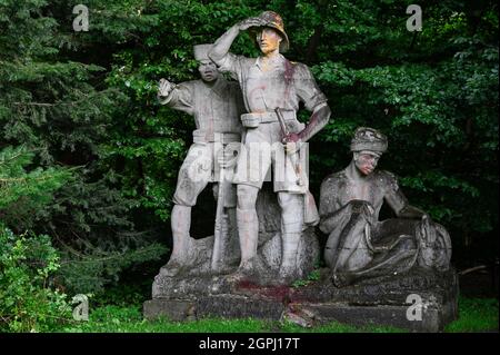 GERMANIA, monumento coloniale, comandante tedesco della truppa coloniale Paul von Lettow-Vorbeck con Askari e giornalista africano, Askari è un termine per i soldati africani nativi che servono nelle truppe coloniali / DEUTSCHLAND, Aumuehle, , koloniales Denkmal, Darstellung des weissen Schutztruppe Kommandeur Paul von Lettow-Beck mit ihwargen und Träger Askari abgeleitet vom Swahili Wort Soldat, Bezeichnung für die einheimischen Soldaten oder Polizisten in den Kolonialtruppen Foto Stock