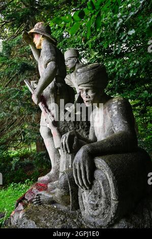 GERMANIA, monumento coloniale, comandante tedesco della truppa coloniale Paul von Lettow-Vorbeck con Askari e giornalista africano, Askari è un termine per i soldati africani nativi che servono nelle truppe coloniali / DEUTSCHLAND, Aumuehle, , koloniales Denkmal, Darstellung des weissen Schutztruppe Kommandeur Paul von Lettow-Beck mit ihwargen und Träger Askari abgeleitet vom Swahili Wort Soldat, Bezeichnung für die einheimischen Soldaten oder Polizisten in den Kolonialtruppen, mit Farcombacke Foto Stock