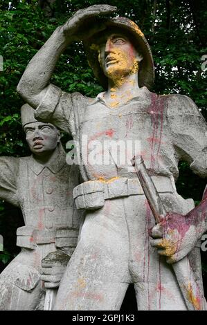 GERMANIA, monumento coloniale, comandante tedesco della truppa coloniale Paul von Lettow-Vorbeck con Askari africano, termine per i soldati africani nativi che prestano servizio nelle truppe coloniali / DEUTSCHLAND, Aumuehle, , koloniales Denkmal, Darstellung des weissen Schutztruppe Kommandeur Paul von Lettow-Vorbeck mit ihm folgenden schort Swarzem, Awar, Awahilevari, Wakem, Awar Bezeichnung für die einheimischen Soldaten oder Polizisten in den Kolonialtruppen, mit Farcombacke Foto Stock