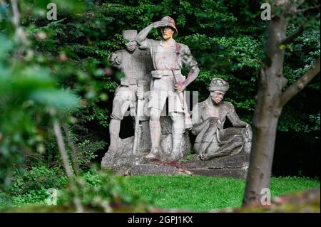 GERMANIA, monumento coloniale, comandante tedesco della truppa coloniale Paul von Lettow-Vorbeck con Askari e giornalista africano, Askari è un termine per i soldati africani nativi che servono nelle truppe coloniali / DEUTSCHLAND, Aumuehle, , koloniales Denkmal, Darstellung des weissen Schutztruppe Kommandeur Paul von Lettow-Beck mit ihwargen und Träger Askari abgeleitet vom Swahili Wort Soldat, Bezeichnung für die einheimischen Soldaten oder Polizisten in den Kolonialtruppen, mit Farcombacke Foto Stock