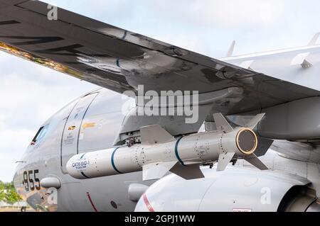 US Navy Boeing P-8 Poseidon velivolo militare sviluppato per la United States Navy (USN). Missile anti-nave dell'arpione sul supporto dell'ala Foto Stock