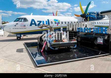 Torna al futuro l'auto DeLorean in mostra insieme ad Azul ATR-72-600 F-WWEG esposto a Farnborough 2014. Promuovere il futuro Foto Stock