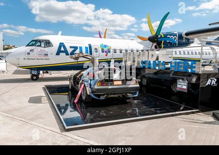 Torna al futuro l'auto DeLorean in mostra insieme ad Azul ATR-72-600 F-WWEG esposto a Farnborough 2014. Promuovere il futuro Foto Stock