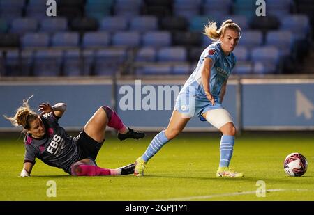 Lauren Hemp di Manchester City (a destra) e Sophie Howard di Leicester City combattono per la palla durante la partita finale del quarto della Coppa delle Donne Vitality all'Academy Stadium di Manchester. Data foto: Mercoledì 29 settembre 2021. Foto Stock