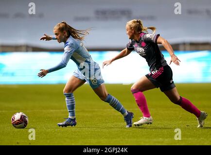 Il Jess Park di Manchester City (a sinistra) e il Jemma Purfield di Leicester City combattono per la palla durante la partita finale del quarto della Coppa delle Donne Vitality all'Academy Stadium di Manchester. Data foto: Mercoledì 29 settembre 2021. Foto Stock