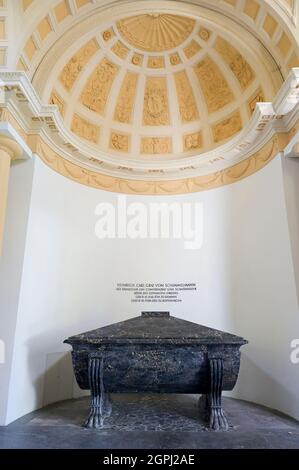 GERMANIA, Amburgo, storia tedesca, mausoleo e tomba di Heinrich Carl von Schimmelmann 1724-1782 ricco commerciante e schiavo / DEUTSCHLAND, Amburgo, Spuren der deutschen Kolonigalgeschichte, Grabstätte und Mausoleum von Graf Heinrich Carl von Schimmelmann, reicher Kaufmann und Sklavenhändler 1724-1782 , er besaß u.a. Kontore und Fabriken, Zuckerrohr Plantagen mit 1000 Sklaven in der Karibik und betrieb den atlantischen Dreieckshandel, Sarkophag aus Carrara marmor Foto Stock