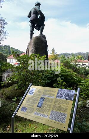 GERMANIA, Bad Lauterberg, scultura commemorativa coloniale di Herrmann von Wissmann, comandante delle truppe coloniali nella ribellione Maji Maji 1905-1908 in Africa orientale tedesca, oggi Tanzania / DEUTSCHLAND, Bad Lauterberg, Harz, koloniales Denkmal für Herrmann von Wißmann am Kurhaus , als Befehlshaber der ersten deutschen Schutztruppe war er in den Jahren 1889/1890 verantwortlich für die Niederschlagung des Maji Maji Aufstandes 1905-1908 in Deutsch-Ostafrika dem heutigen Tansania, man schätzt die Zahl der Toten auf zwischen 75,000 e 300,000 Foto Stock