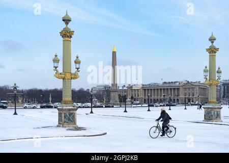 Ciclista su Place de la Concorde, Parigi, Francia, in inverno Foto Stock