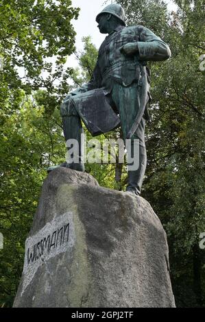 GERMANIA, Bad Lauterberg, scultura commemorativa coloniale di Herrmann von Wissmann, comandante delle truppe coloniali nella ribellione Maji Maji 1905-1908 in Africa orientale tedesca, oggi Tanzania / DEUTSCHLAND, Bad Lauterberg, Harz, koloniales Denkmal für Herrmann von Wißmann am Kurhaus , als Befehlshaber der ersten deutschen Schutztruppe war er in den Jahren 1889/1890 verantwortlich für die Niederschlagung des Maji Maji Aufstandes 1905-1908 in Deutsch-Ostafrika dem heutigen Tansania, man schätzt die Zahl der Toten auf zwischen 75,000 e 300,000 Foto Stock