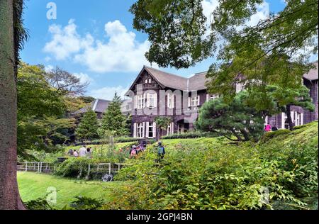 tokyo, giappone - ottobre 24 2020: Residenza in stile occidentale sulla cima di una collina dei Giardini di Kyū-Furukawa progettata dall'architetto britannico Josiah Conder WIT Foto Stock