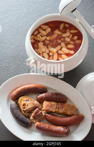 Tradizionale fabada asturiana e compango (contorno). Piatto su sfondo nero. Asturias, Spagna. Europa Foto Stock