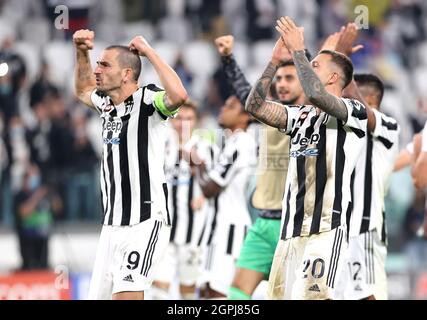 Leonardo Bonucci di Juventus (a sinistra) e Federico Bernardeschi celebrano la vittoria dopo il fischio finale durante la UEFA Champions League, partita del Gruppo H allo Stadio Allianz di Torino. Data foto: Mercoledì 29 settembre 2021. Foto Stock