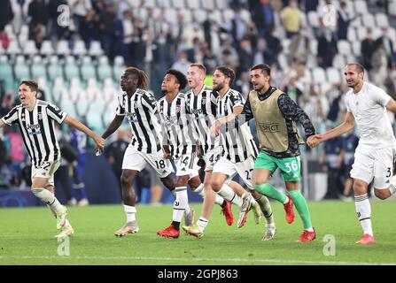 I giocatori della Juventus festeggiano la vittoria dopo il fischio finale durante la partita UEFA Champions League, Group H allo stadio Allianz di Torino. Data foto: Mercoledì 29 settembre 2021. Foto Stock