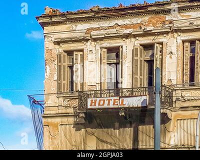 Edificio abbandonato a lungo a distanza nella città di atene, in grecia Foto Stock