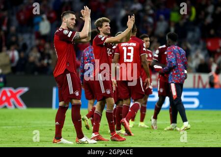 MONACO di BAVIERA, GERMANIA - SETTEMBRE 29: Thomas Muller del Bayern Munchen festeggia la vittoria dei suoi lati durante la partita di palcoscenico del gruppo UEFA Champions League tra Bayern Munchen e Dinamo Kiev all'Allianz Arena il 29 Settembre 2021 a Monaco di Baviera, Germania (foto di Andrey Lukatsky/Orange Pictures) credito: Orange Pics BV/Alamy Live News Foto Stock