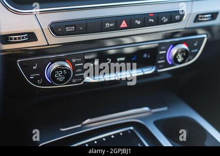 Cruscotto per auto di lusso moderne, con display multifunzione. Foto Stock