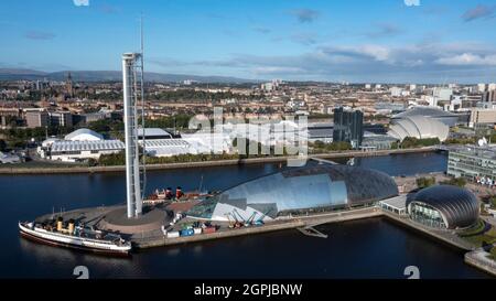 Glasgow, Scozia, Regno Unito. 29 settembre 2021. NELLA FOTO: (Sfondo) Vista aerea del drone del sito COP26 che mostra le strutture temporanee sembrano ora essere completate. La Conferenza sul cambiamento climatico è ospitata dall'edificio della SEC (Scottish Event Campus), precedentemente noto come SECC (Scottish Exhibition Conference Centre) e ospiterà i capi di Stato, migliaia di delegati, media e giornalisti provenienti da tutto il mondo a partire dal mese prossimo. (In primo piano) Glasgow Science Centre con la Glasgow Tower. Credit: Colin Fisher/Alamy Live News Foto Stock