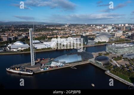 Glasgow, Scozia, Regno Unito. 29 settembre 2021. NELLA FOTO: (Sfondo) Vista aerea del drone del sito COP26 che mostra le strutture temporanee sembrano ora essere completate. La Conferenza sul cambiamento climatico è ospitata dall'edificio della SEC (Scottish Event Campus), precedentemente noto come SECC (Scottish Exhibition Conference Centre) e ospiterà i capi di Stato, migliaia di delegati, media e giornalisti provenienti da tutto il mondo a partire dal mese prossimo. (In primo piano) Glasgow Science Centre con la Glasgow Tower. Credit: Colin Fisher/Alamy Live News Foto Stock