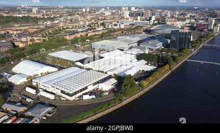 Glasgow, Scozia, Regno Unito. 29 settembre 2021. NELLA FOTO: Vista aerea del sito COP26 che mostra le strutture temporanee che sembrano ora essere completate. La Conferenza sul cambiamento climatico è ospitata dall'edificio della SEC (Scottish Event Campus), precedentemente noto come SECC (Scottish Exhibition Conference Centre) e ospiterà i capi di Stato, migliaia di delegati, media e giornalisti provenienti da tutto il mondo a partire dal mese prossimo. Credit: Colin Fisher/Alamy Live News Foto Stock