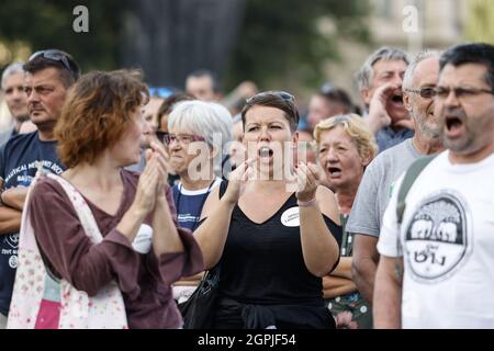 Lubiana, Slovenia. 29 settembre 2021. I manifestanti urlarono slogan durante la dimostrazione.migliaia di persone protestarono contro il governo, misure covidi, indossare maschere facciali, vaccini e la condizione del passo verde RVT (recuperato-vaccinato-testato) a Lubiana, Slovenia. (Foto di Luka Dakskobler/SOPA Images/Sipa USA) Credit: Sipa USA/Alamy Live News Foto Stock